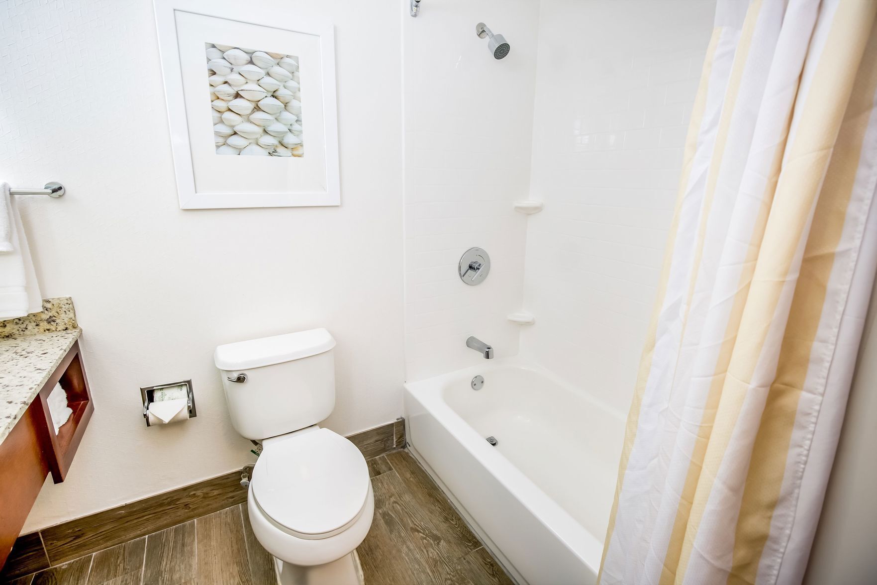 Baño | Tina con regadera, amenidades de baño gratuitas, secadora de cabello 