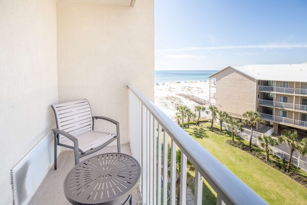 Room, 2 Queen Beds, Pool View | Living area