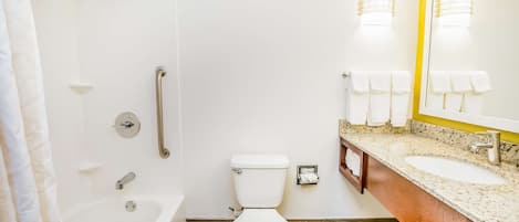 Un baño con bañera, inodoro y lavabo.