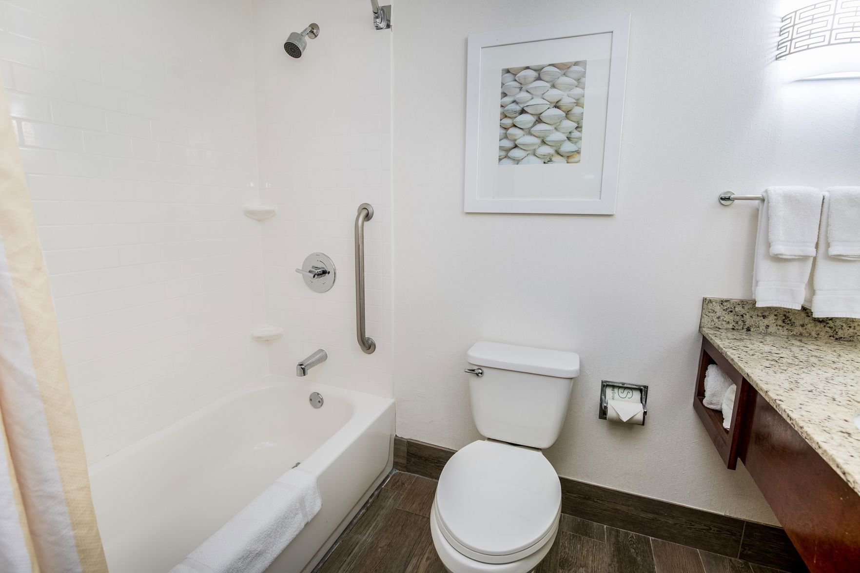 Baño | Tina con regadera, amenidades de baño gratuitas, secadora de cabello 