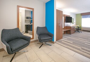 客房内保险箱、办公桌、熨斗/熨衣板、免费婴儿床