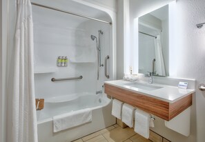 Rom – standard, 1 queensize-seng, tilgjengelighetstilpasset (Wheelchair) | Safe på rommet, skrivebord, strykejern/-brett og barnesenger (inkludert)