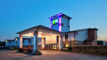 Un hôtel Holiday Inn Express doté d’une entrée abritée, d’un parking et d’une façade bien éclairée.