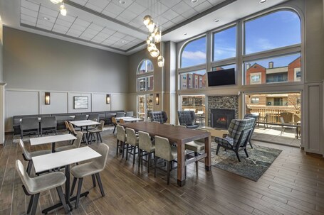 Residence Inn by Marriott Indianapolis Downtown on the Canal - Image 3