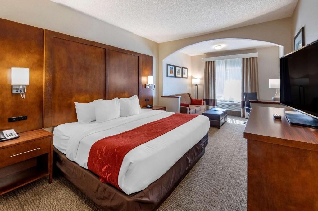 Desk, blackout drapes, iron/ironing board, free WiFi
