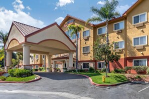 Exterior - Comfort Suites Near Six Flags Magic Mountain (Stevenson Ranch)