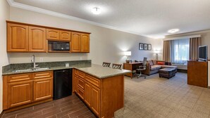 Suite, 1 kingsize-seng, ikke-røyk | Skrivebord, blendingsgardiner, strykejern/-brett og wi-fi (inkludert)