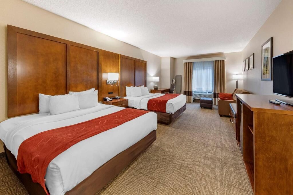Desk, blackout drapes, iron/ironing board, free WiFi