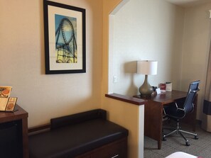 書桌、遮光布/窗簾、熨斗/熨衣板、免費無線上網