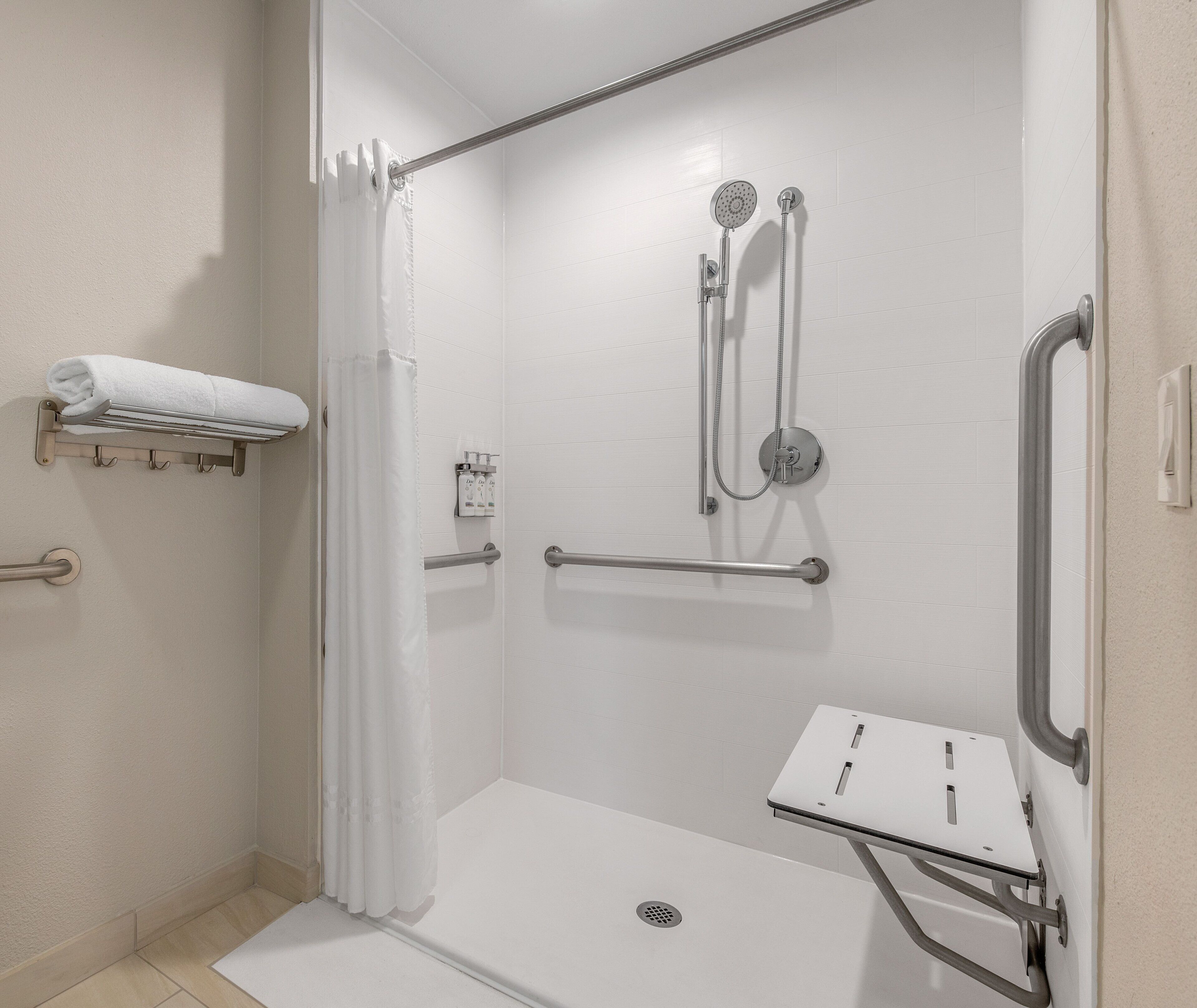 Habitación, 2 camas Queen size (Comm, Mobil, Roll-In Shower) | Caja de seguridad en la habitación y escritorio 