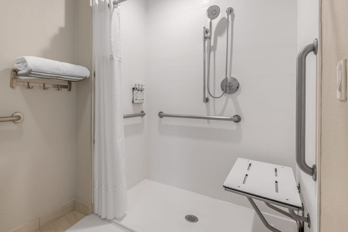 Habitación, 2 camas Queen size (Comm, Mobil, Roll-In Shower) | Caja de seguridad en la habitación y escritorio
