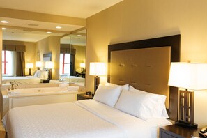 Habitación estándar, 1 cama King size, hidromasaje | Escritorio, tabla de planchar con plancha, wifi gratis y ropa de cama 