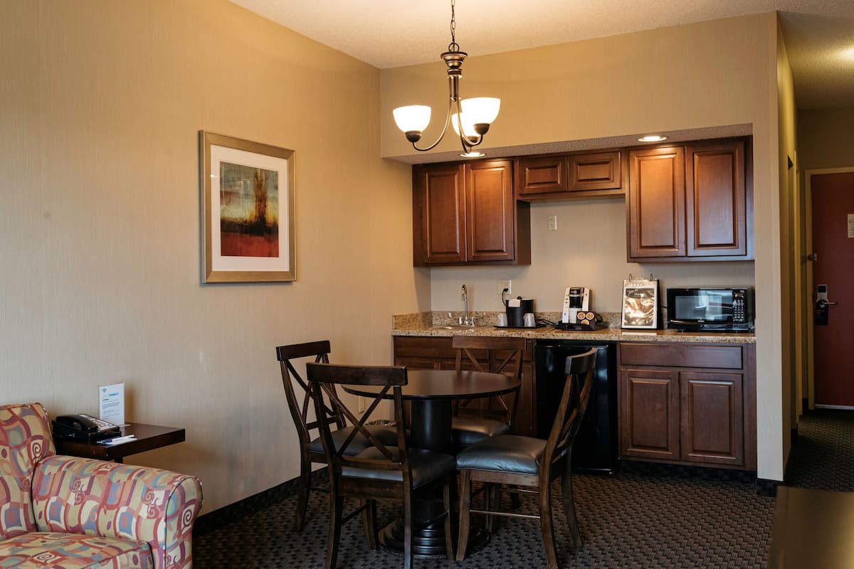 Phòng Suite, 1 phòng ngủ (Living Dining) | Bàn, bàn ủi/dụng cụ ủi quần áo, truy cập Internet không dây miễn phí