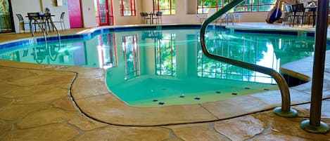 Kolam renang indoor, dengan kursi berjemur