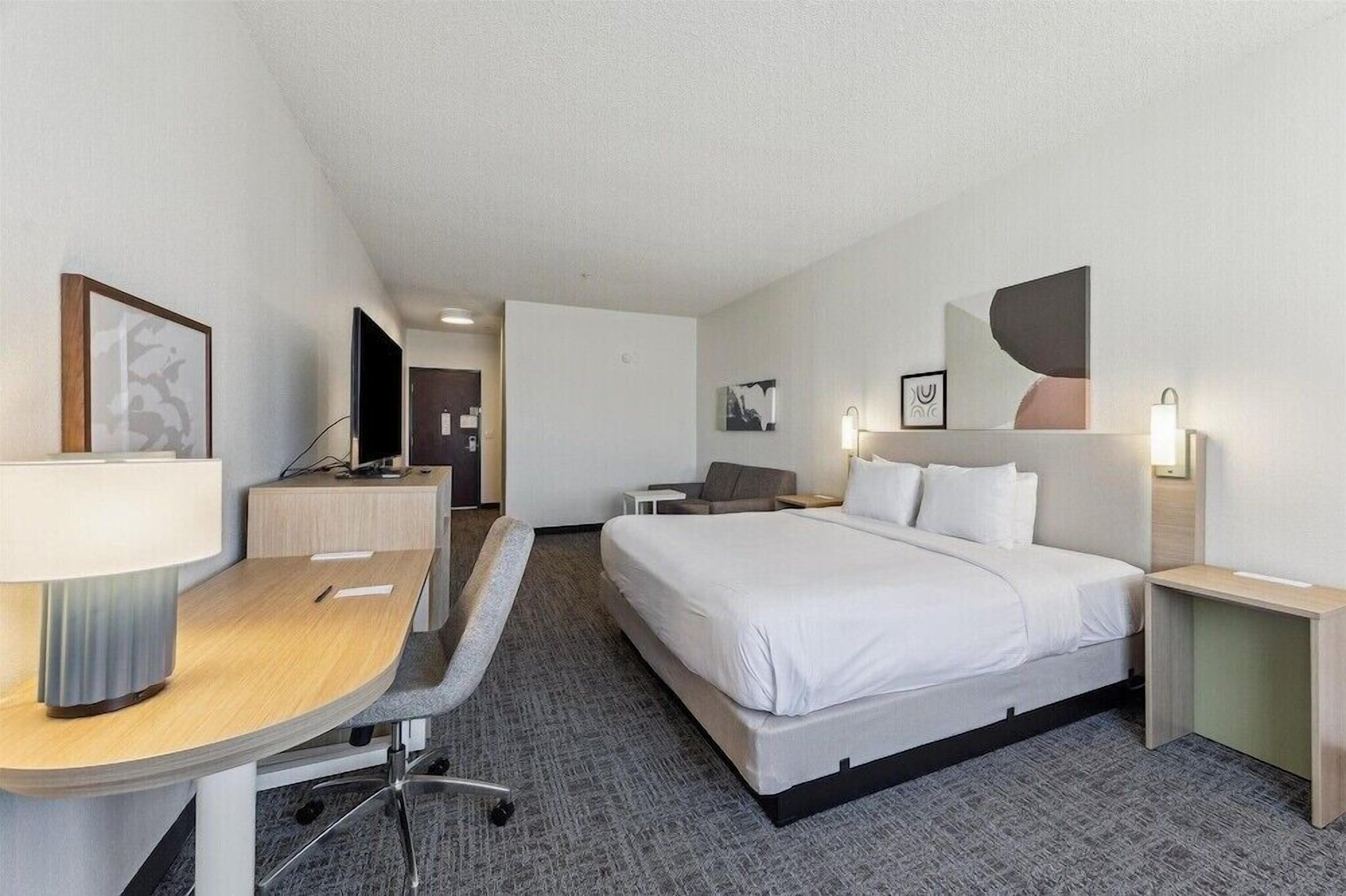 Desk, laptop workspace, iron/ironing board, free WiFi