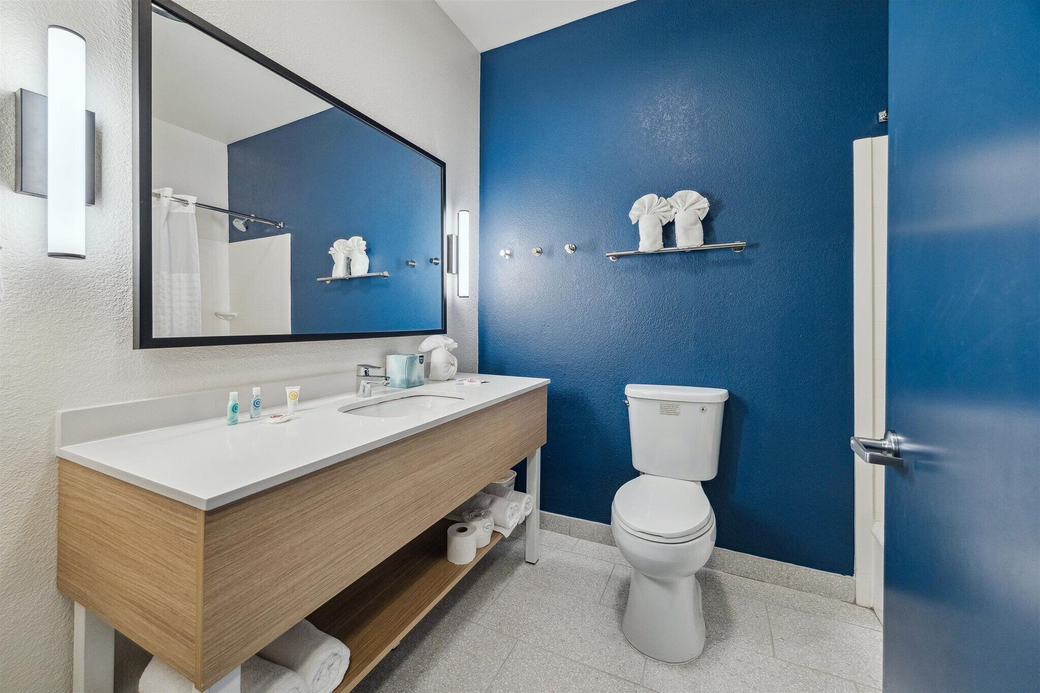 Combined shower/tub, hair dryer, towels