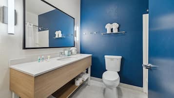 Ensemble douche/baignoire, sèche-cheveux, serviettes fournies