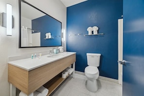 Combined shower/tub, hair dryer, towels - Spark by Hilton Houston near the Galleria (Houston)