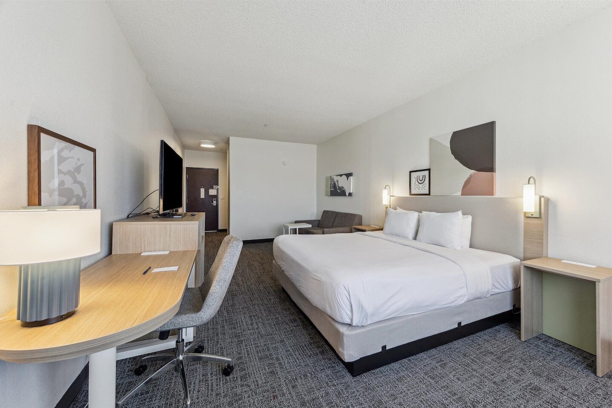 Desk, laptop workspace, iron/ironing board, free WiFi