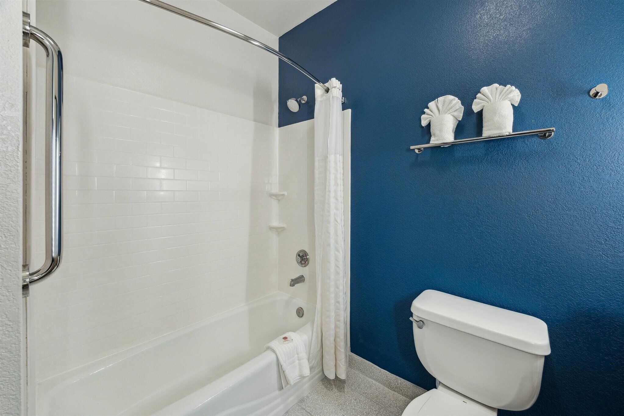 Combined shower/bathtub, hair dryer, towels