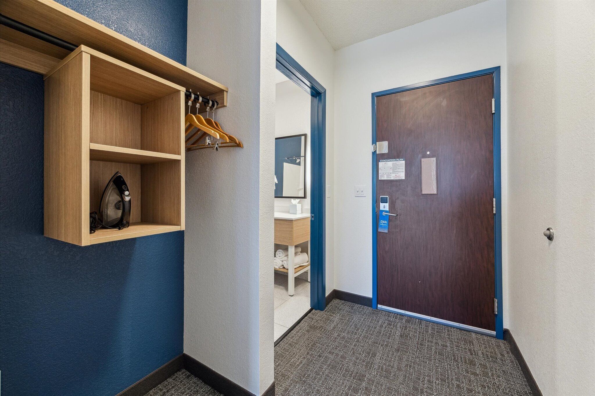 Combined shower/tub, hair dryer, towels
