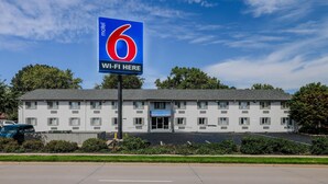 A motel with a large sign indicating it is number 6 and has Wi-Fi available. - Motel 6 Wichita, KS (Wichita)