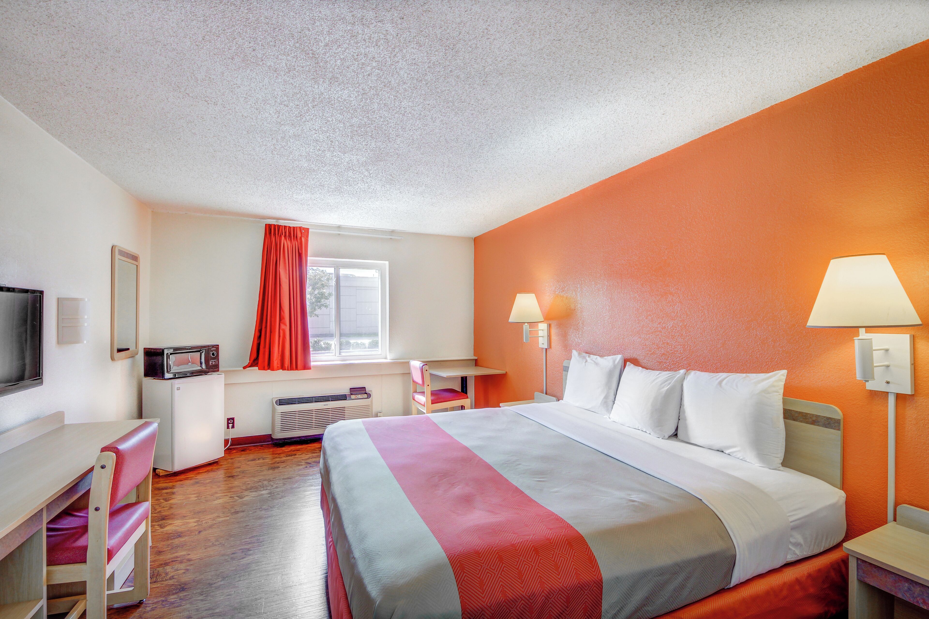 Rom – standard, 1 kingsize-seng, tilgjengelighetstilpasset, ikke-røyk | Wi-fi (inkludert) og sengetøy