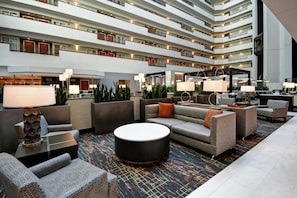 Lobby - Embassy Suites Little Rock (Little Rock)