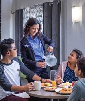 Free daily buffet breakfast - Hampton Inn Pittsburgh/Monroeville (Monroeville)