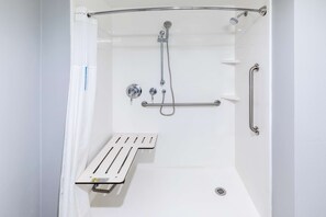 Huone, 1 suuri parisänky ja vuodesohva, esteetön (Roll-In Shower) | Kylpyhuoneen suihku