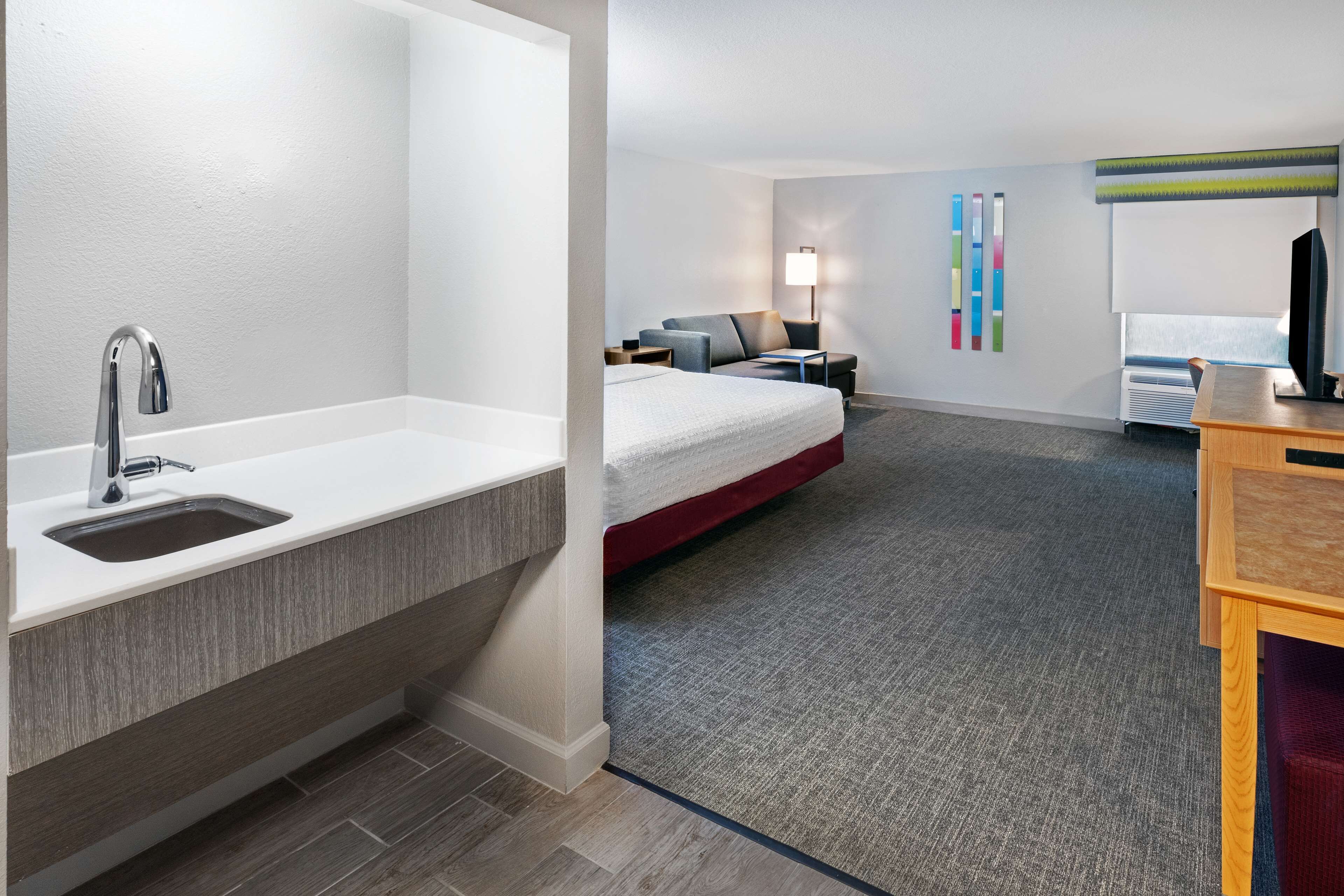 Δωμάτιο, 1 King Κρεβάτι με Καναπέ-Κρεβάτι, Πρόσβαση για Άτομα με Αναπηρία (Roll-In Shower) | Πουπουλένια παπλώματα, κρεβάτια με ανώστρωμα, μοναδική διακόσμηση 