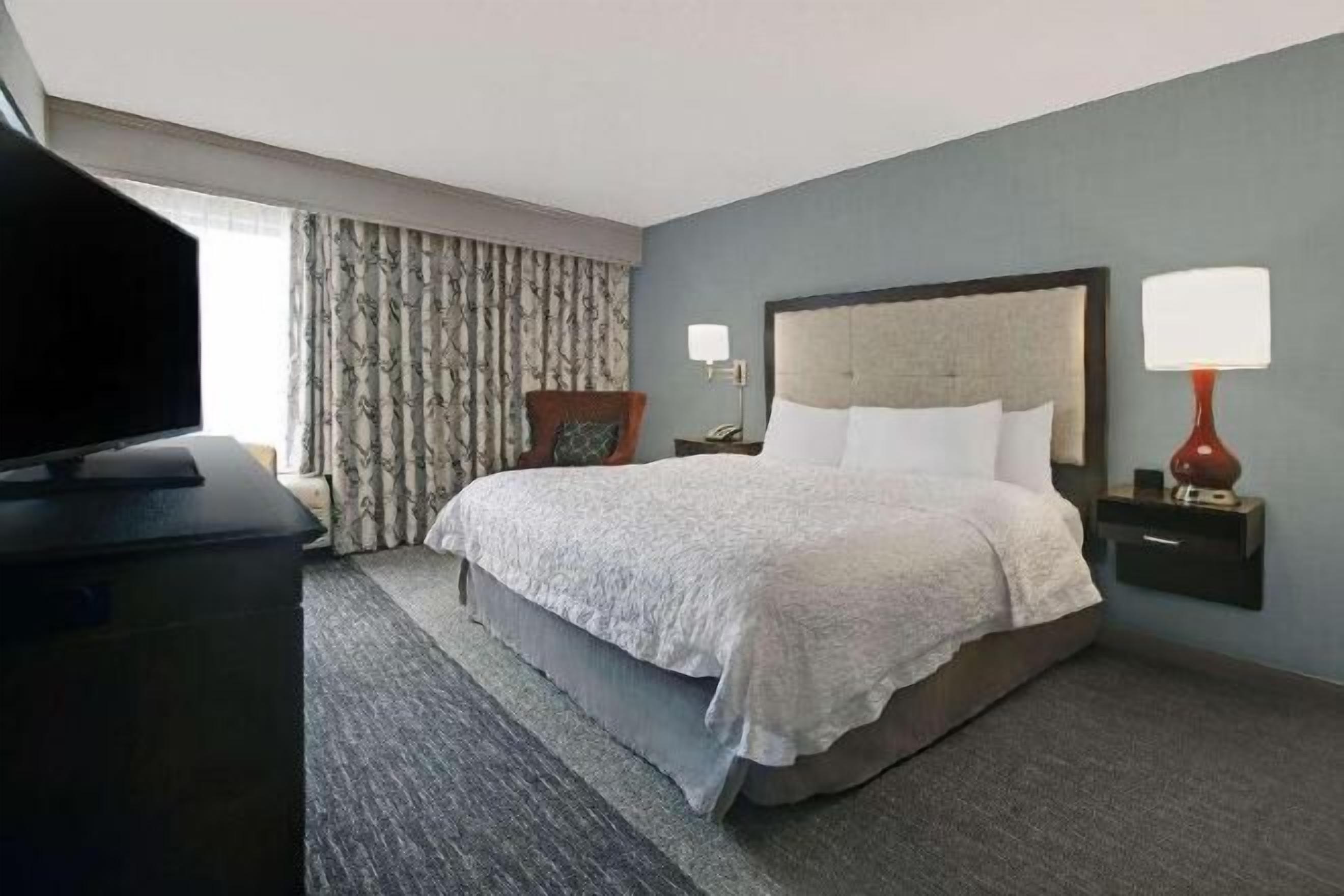 أغطية فراش متميزة وألحفة محشوة بالريش وخزنة داخل الغرفة ومكتب