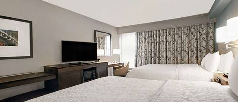 Sengetøy av topp kvalitet, dundyner, safe på rommet og skrivebord