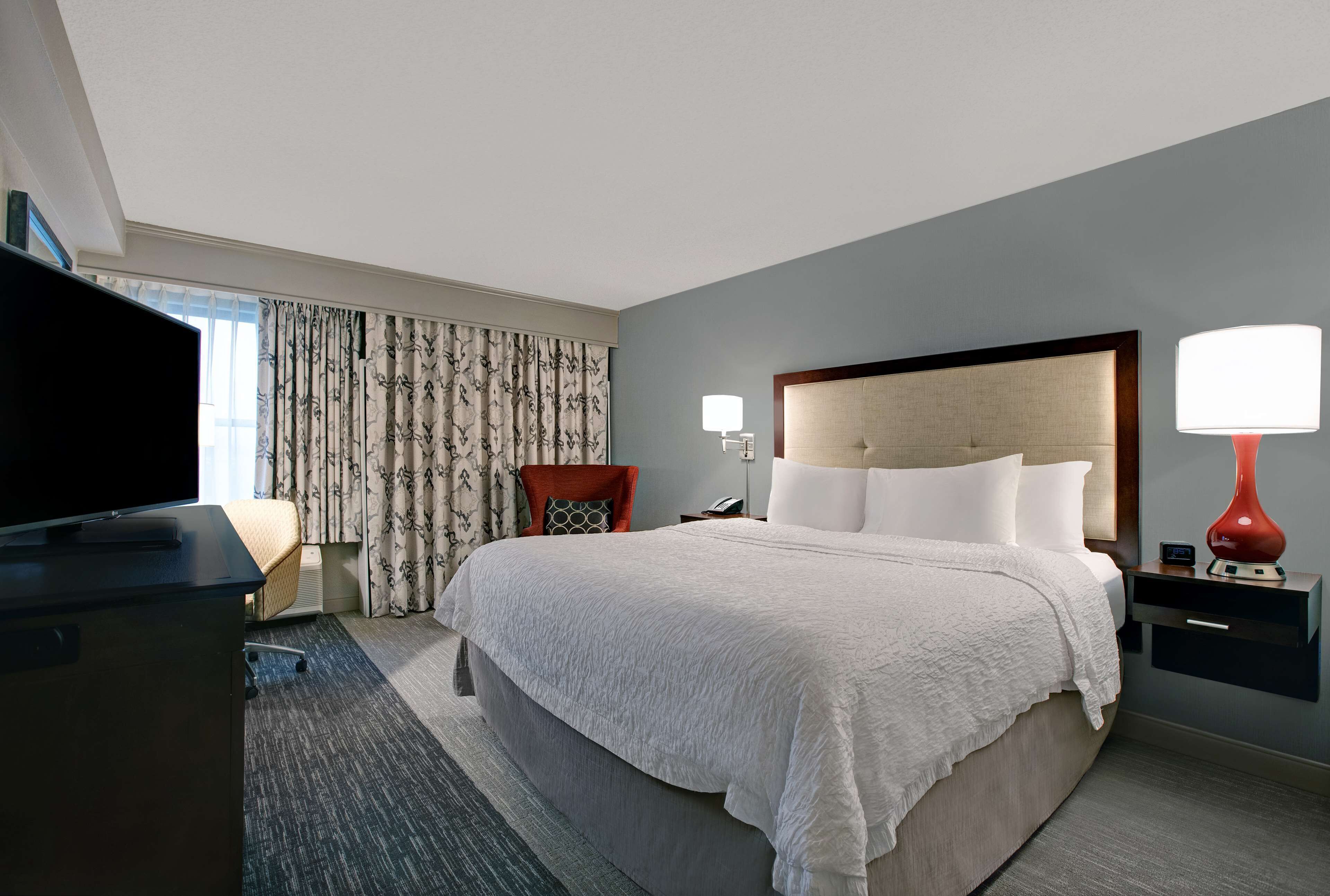 premium bedding, down duvets, in-room safe, desk