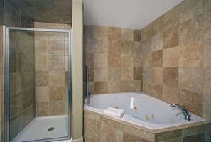 1 très grand lit king-size, Non-fumeurs. | Salle de bain | Articles de toilette gratuits, sèche-cheveux, serviettes fournies
