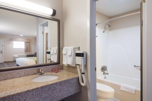 Ilmaiset hygieniatuotteet, hiustenkuivaaja, pyyhkeet, saippua
