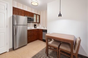 Full-size fridge, microwave, stovetop, dishwasher - Residence Inn by Marriott State College (State College)