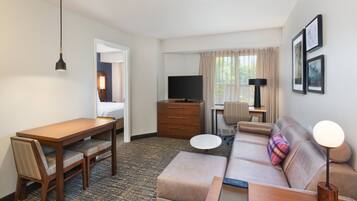 高級寢具、書桌、遮光窗簾/窗簾、熨斗/熨衫板