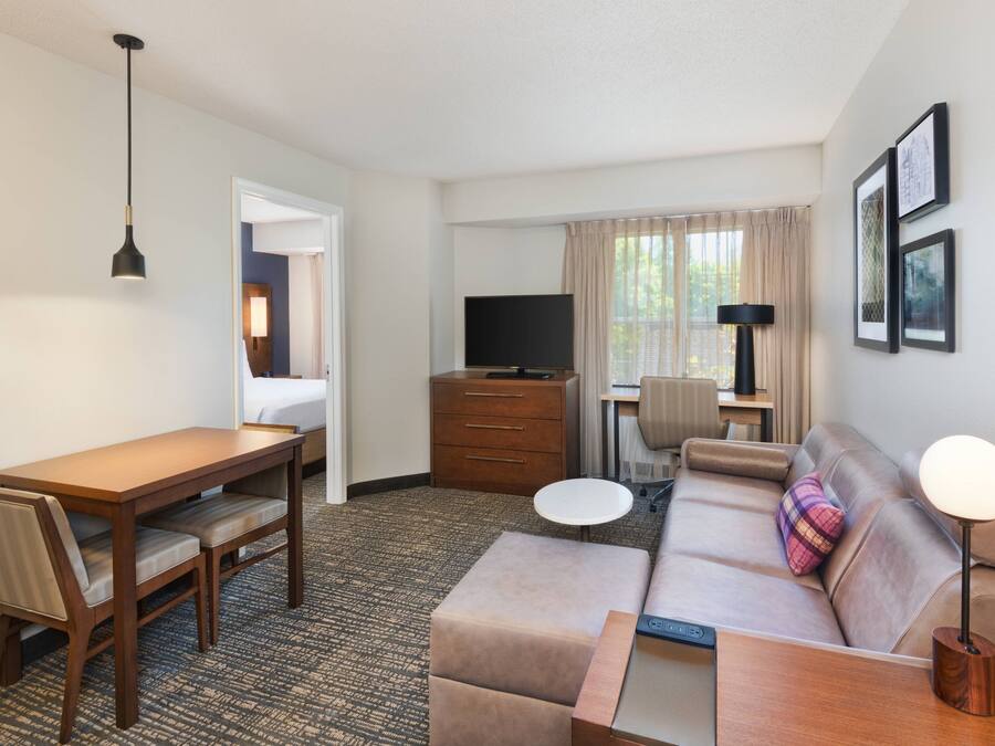 Roupas de cama premium, escrivaninha, cortinas blackout