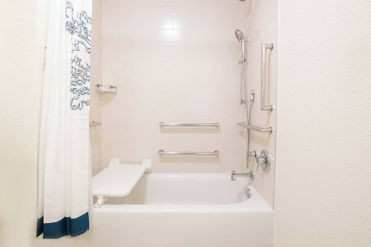 combined shower/bathtub, free toiletries, hair dryer, towels