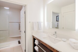 Ensemble douche/baignoire, articles de toilette gratuits, sèche-cheveux