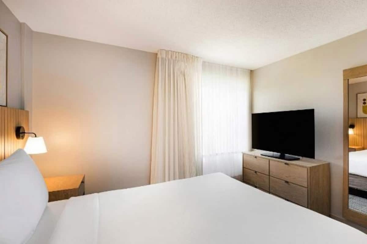 1 bedroom, premium bedding, down comforters, memory foam beds