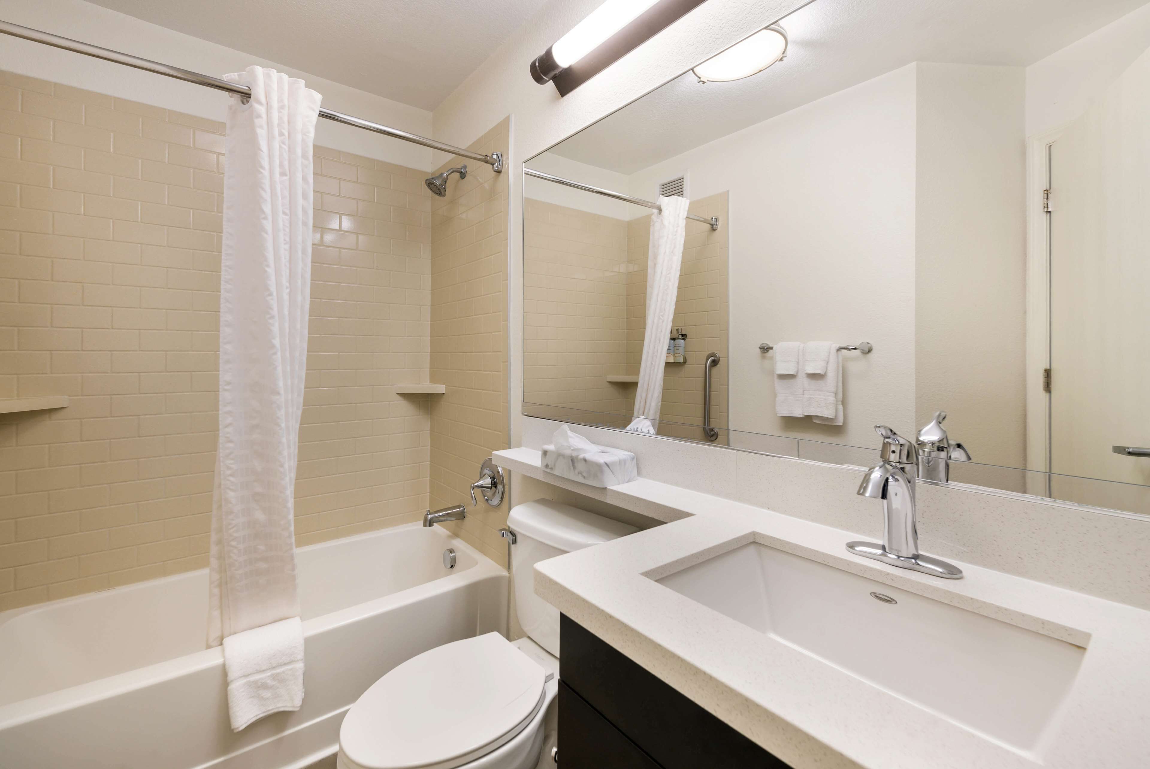 Un baño moderno con bañera, inodoro y lavamanos.
