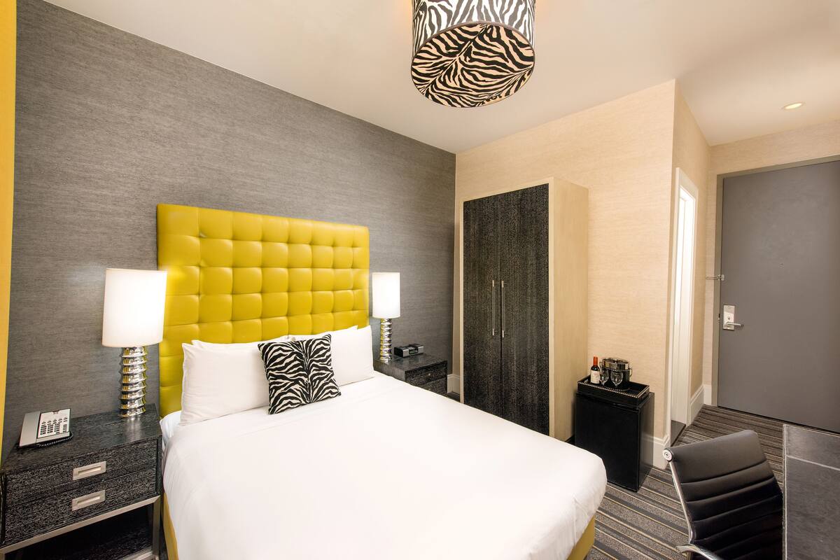 Superior Room, 1 Queen Bed | Premium bedding, down comforters, in-room safe, blackout drapes