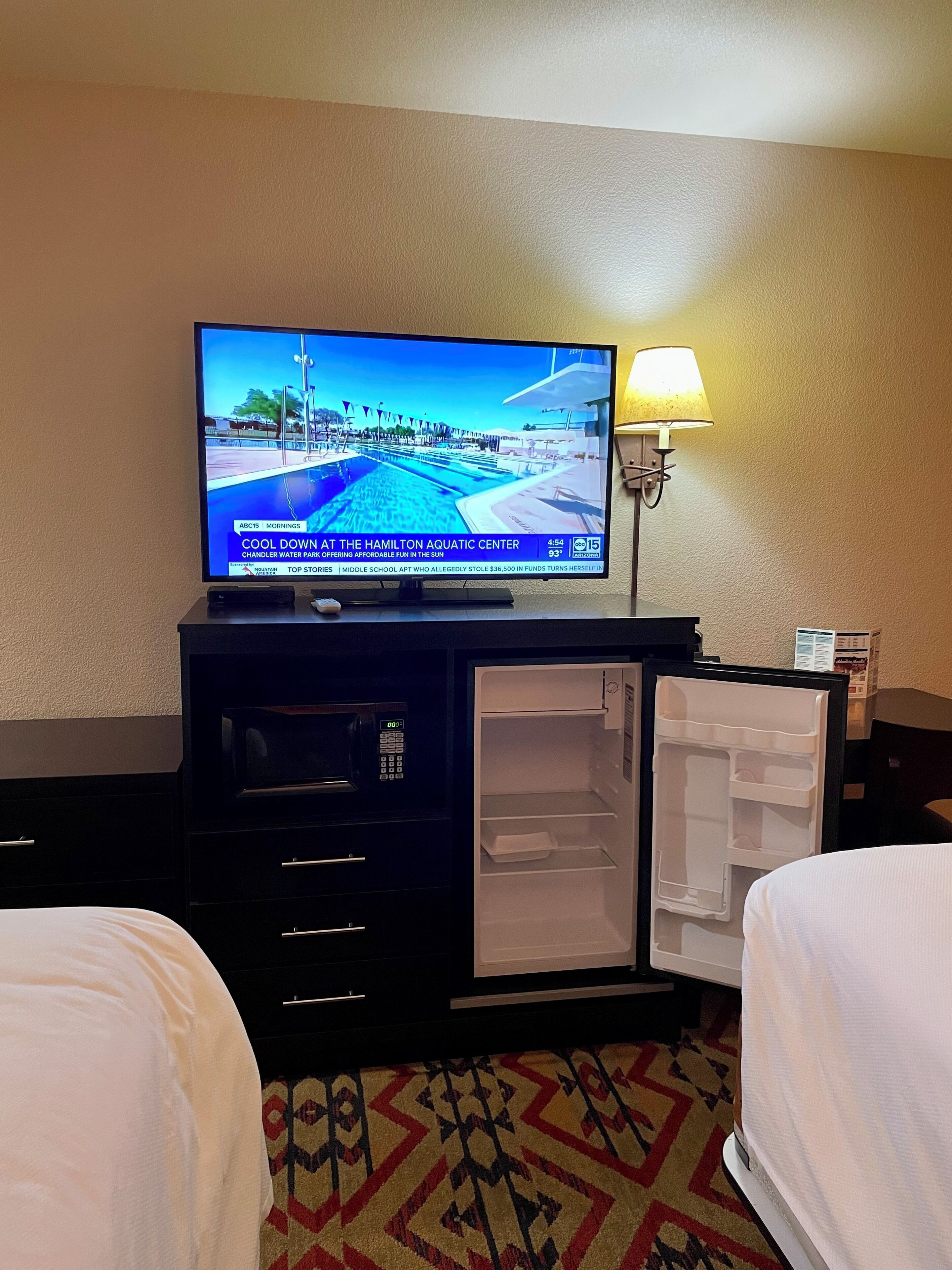 Double Room, 2 Queen Beds | Living area | Flat-screen TV