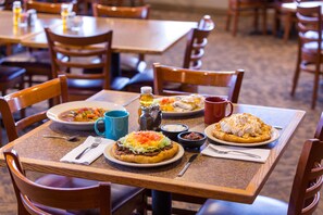 Frokost, lunsj og middag serveres, amerikanske retter 