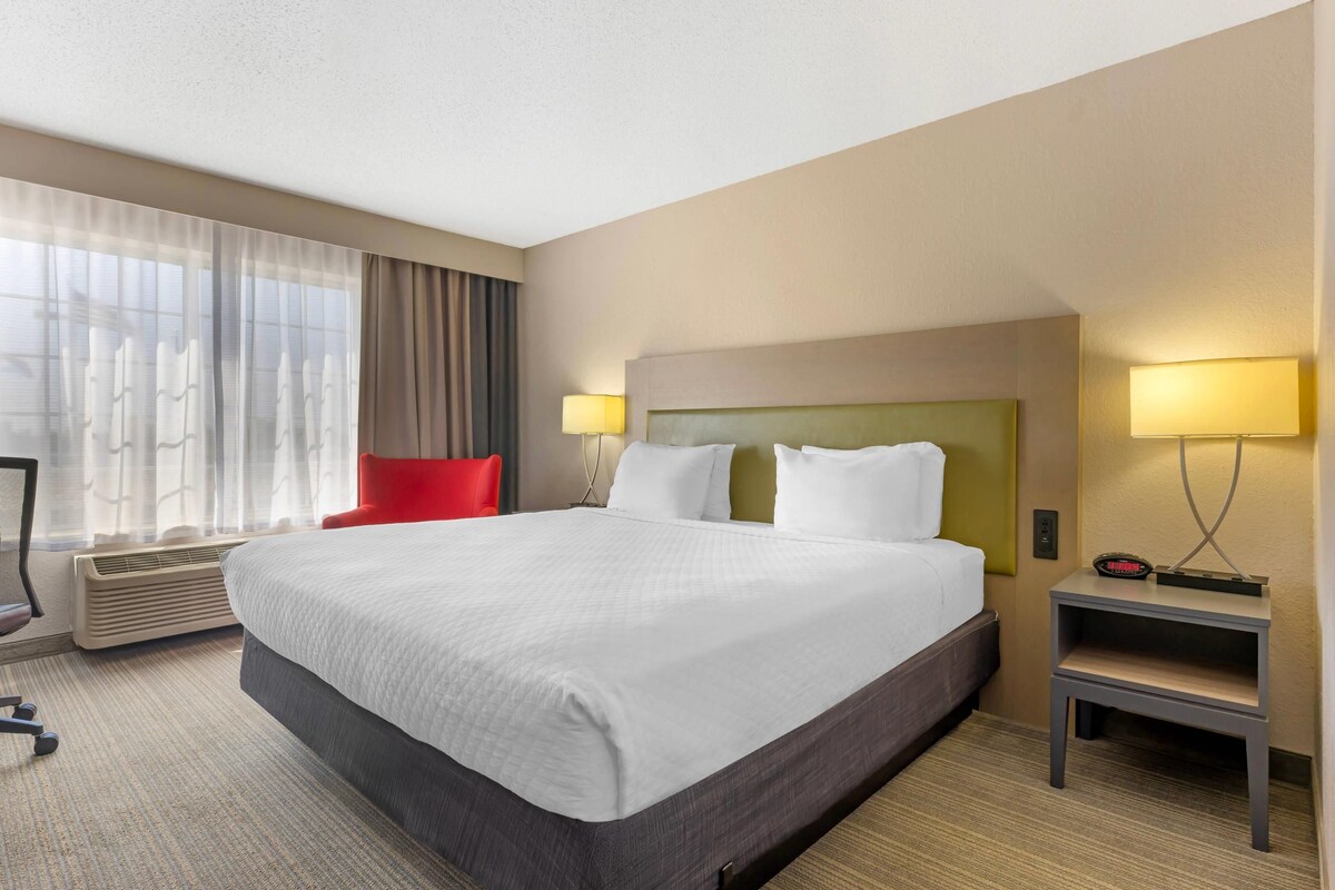 Premium bedding, down comforters, desk, blackout drapes