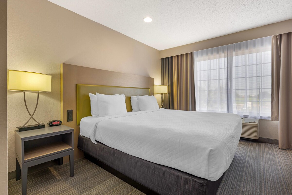 Premium bedding, down comforters, desk, blackout drapes