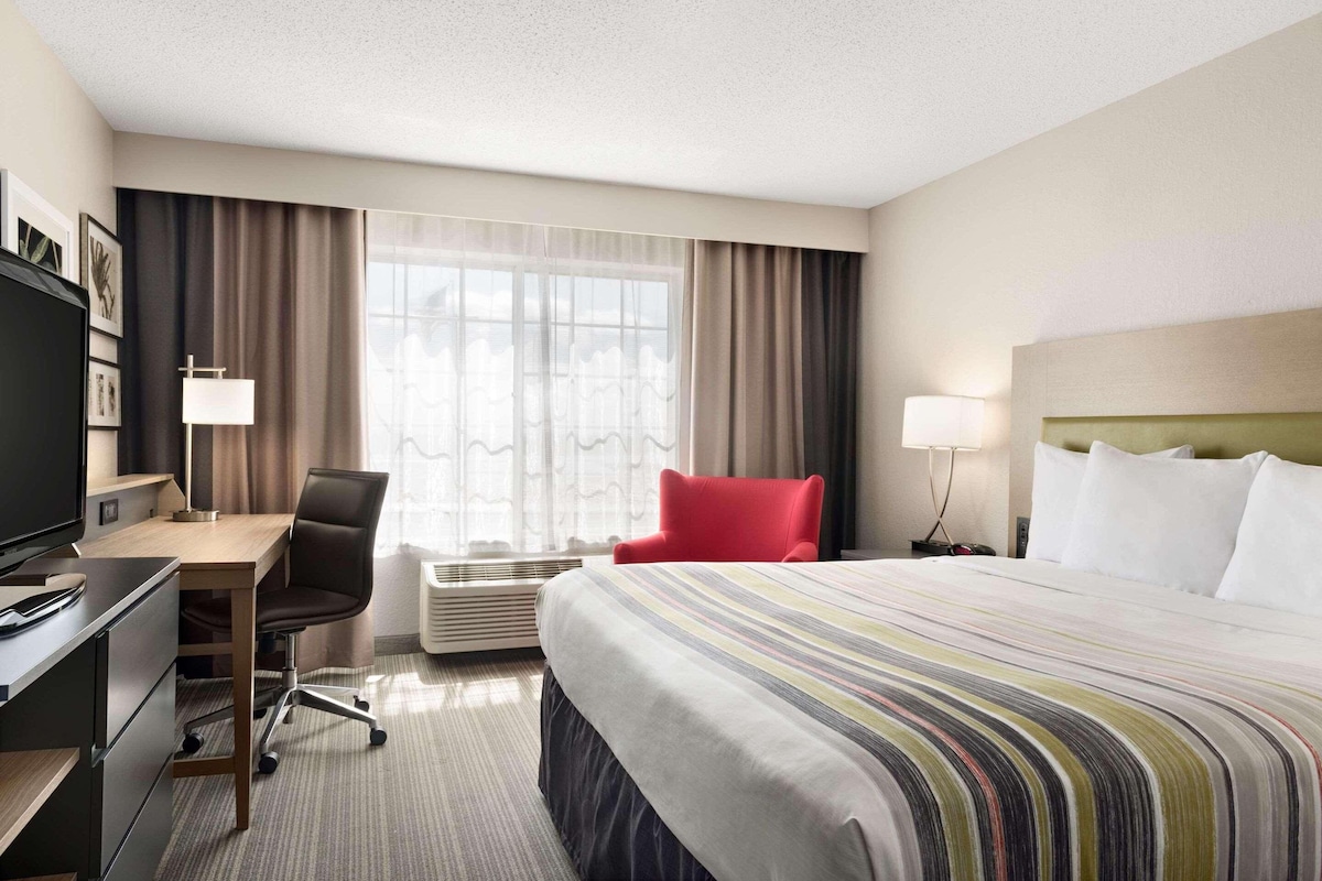1 King Bed, Nonsmoking, Accessible