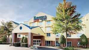 A Fairfield Inn Marriott hotel with a modern design, featuring a prominent entrance and a well-maintained exterior. - Fairfield Inn by Marriott Greenville-Spartanburg Airport (Greenville)